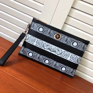 ヴェルサーチクラッチバッグメンズ　結婚式ビジネス用VERSACE 激安　LARGE BANDANA PRINT SAFFIANO LEATHER POUCH