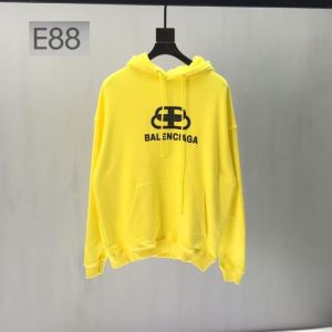 流行ファッション パーカー おしゃれな大人の着こなし バレンシアガ BALENCIAGA ファッションにトレンド