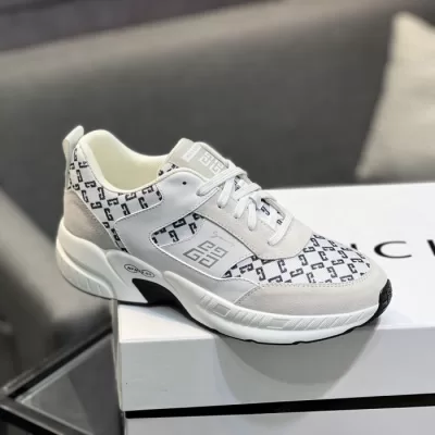 GIVENCHY スニーカー秋冬必須！防寒＆通気性を両立したハイカット