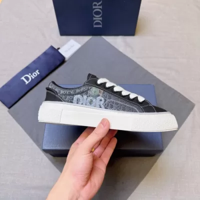 DIOR スニーカー高級感あふれるシンプルさ◎大人のこだわり