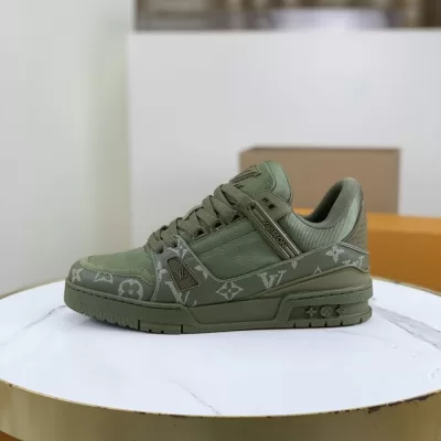 LOUIS VUITTON スニーカーママさん歓迎★子供と歩く散歩用軽量設計