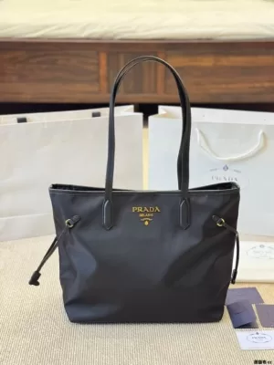 2025 シック ショルダーバッグ/ハンドバッグ PRADA  プラダ   32CM