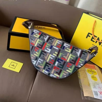 2025 ロマンチック わきの下包み FENDI フェンデイ 30CM