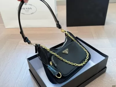 2025 憧れの ショルダーバッグ/ショルダーバッグ PRADA  プラダ   22CM