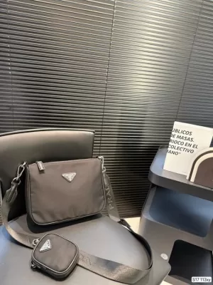 2025 細部まで行き届いた ショルダーバッグ/ショルダーバッグ PRADA  プラダ   24CM