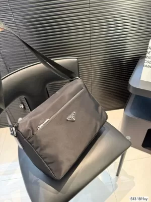 2025 バランスが良い ショルダーバッグ/ショルダーバッグ PRADA  プラダ   33CM