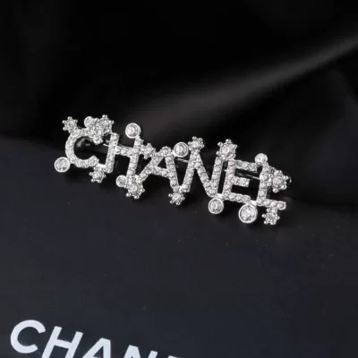 シャネル ブローチ 2025SS コーデの要 CHANEL
