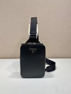 新作コレクションを見る2026新作プラダメンズバッグ