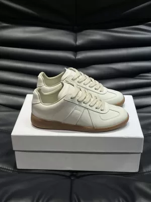 2026入荷【MM6 Maison Margiela】スニーカー レザー V字缝线装饰 德训鞋款式 ホワイト カジュアル