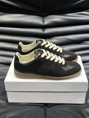 2026新作登場!【MM6 Maison Margiela】スニーカー レザー×スエード V字装饰 德训鞋款式 ブラウウン×アイボリー ストリート