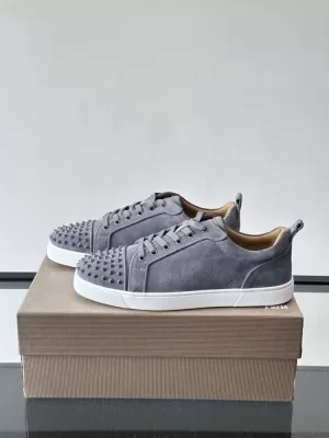 2026発売中！【Christian Louboutin】スニーカー スエード 锥形釘装飾 グレー×ホワイト ストリート