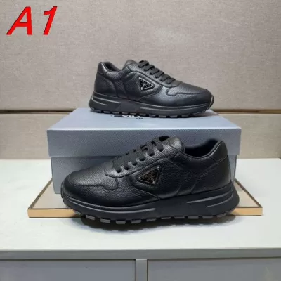 2026入荷【Prada】スニーカー レザー 荔枝纹 倒三角标识 Black×グレー カジュアル