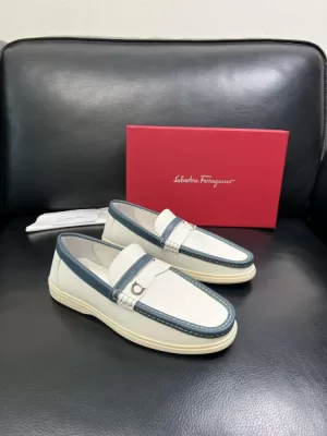 2026入荷しました【Ferragamo】ローファー レザー 荔枝紋 × ネイビー C扣 ビジネス FERR-