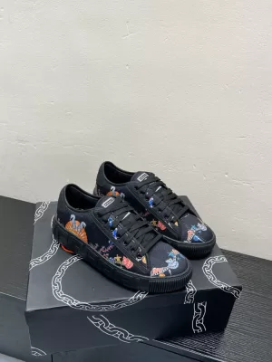 2026新作発表【Versace】スニーカー キャンバス 刺繍柄 扇形×海馬×珊瑚 黒×マルチカラー カジュアル