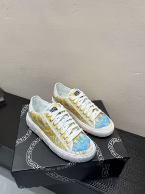 2026発売中！【Versace】スニーカー キャンバス バレーノ柄 メダリオンヘッド 白×ゴールド フォーマル