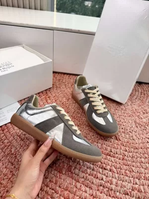 2026発売中!【MM6 Maison Margiela】スニーカー スエード×レザー 银ripple装饰 德训鞋款式 グレー×ベージュ カジュアル