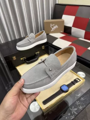 2026新作登場!【Christian Louboutin】ローファー スエード 五金装飾×釘装飾 グレー×シルバー ビジネス