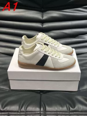 2026発売中!【MM6 Maison Margiela】スニーカー レザー×スエード V字装饰 德训鞋款式 アイボリー×ブラック カジュアル
