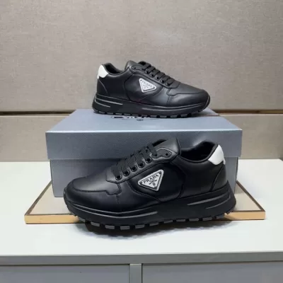 2026新作発表【Prada】スニーカー 光沢レザー 白い后跟装饰 Black カジュアル