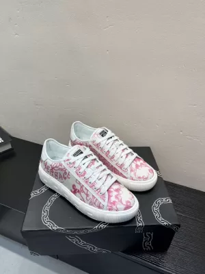 2026新作発表【Versace】スニーカー キャンバス バレーノ柄 VERSACE Logo ピンク×白 リゾート