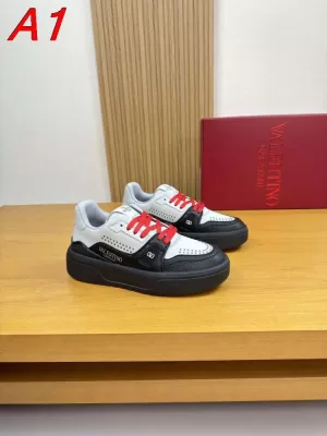 2026発売中!【Valentino】スニーカーレザー VALENTINO印字 透气孔 プラットフォーム 白×黒 ストリート