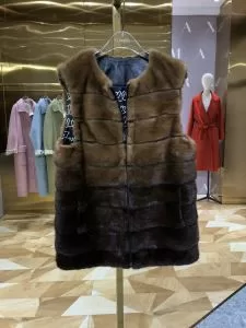 注目の秋ファッション一番　フェンディ FENDI　2020秋冬トレンド押さえておきたい　トップス　おしゃれに秋を迎えるために