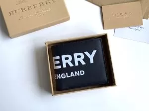 バーバリー 今年の流行りファション BURBERRY やっぱり優しい色 財布ウォレット 【2020秋冬トレンド】押さえておきたい