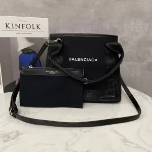 海外でも大人気 レディースバッグ 人気が継続中 バレンシアガ 日本未入荷カラー BALENCIAGA