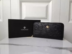 【2020春夏】最新コレクション 春夏のトレンドアイテム ヴェルサーチVERSACE 財布