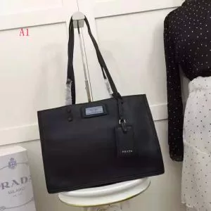 今年人気定番 圧倒的人気新着 PRADA プラダ ショルダーバッグ 3色可選 冬季限定販売