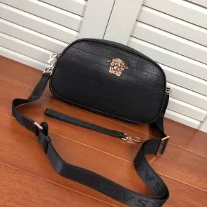 202020秋冬トレンドファッション ヴェルサーチVERSACE 最新秋冬トレンドをチェック ミニバッグ 秋冬流行りファション