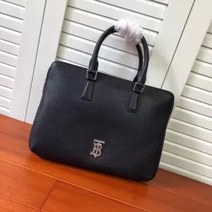 ハンドバッグ スタイリッシュでおしゃれ秋冬新作　バーバリー バランスの取れたコーデスタイルBURBERRY　20202020年最新のブランド新品