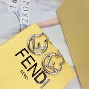 春夏大人カジュアル 優しい雰囲気スタイリッシュに フェンディ FENDI【2020年】夏のファッション ピアス