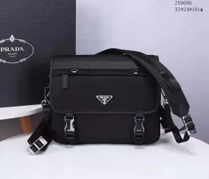 レディースバッグ 夏先に大活躍する プラダ主張性もカジュアルさ PRADA 2020春夏トレンドアイテム 最も目立ったブランド新品