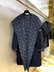 【2020秋冬トレンド】押さえておきたい　ルイ ヴィトン LOUIS VUITTON　サイズのよさを感じる新作　フード付きコート　秋にこれがはやりそう