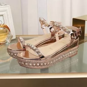 爽やかすぎない大人の印象に 2020年の春夏に着たい クリスチャンルブタン Christian Louboutin サンダル