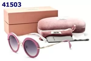 クールな目元を演出するMIU MIU ミュウミュウ 首胸ロゴ サングラス