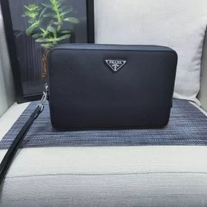 ポーチ 今年の流行りファション プラダ【2020秋冬トレンド】押さえておきたい PRADA やっぱり優しい色 2色可選