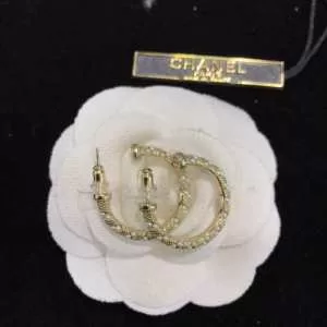 目を引く春夏トップス ピアス【2020年】夏のファッション シャネル CHANEL 優しい雰囲気スタイリッシュに