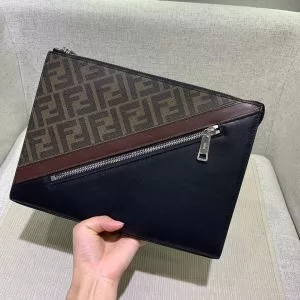 普段使いにも最適なアイテム ポーチ ストリート感あふれ フェンディ FENDI