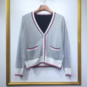 優しい雰囲気スタイリッシュに トムブラウン 【2020年】夏のファッション THOM BROWNE ニットコート 目を引く春夏トップス