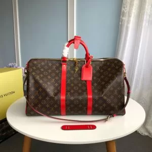 スーツケース 秋冬ファッションコーディネート ルイ ヴィトン最重要2020秋冬トレンド LOUIS VUITTON 人気ファッション雑誌でも掲載