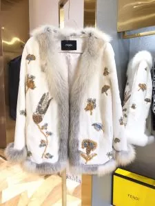 フェンディ 秋ファションのトレンド　FENDI　一番おしゃれ秋冬トレンド　ハーフコート　2020秋に注目したい