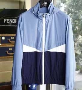 ファッショニスタを中心に新品が非常に人気 フェンディ FENDI 2020春新作 フード付きコート