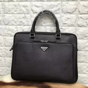 ビジネスバッグ 大人カジュアル夏ファッション2020 春夏の流行りトップス プラダ PRADA