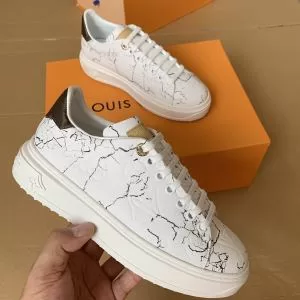 ルイ ヴィトン 秋冬から人気継続中 LOUIS VUITTON 最速2020秋冬トレンドブランド ランニングシューズ シンプルに着こなしたい
