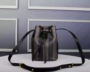 レディースバッグ 透け感新作がイチ推し フェンディ 上品な印象に格上げ FENDI 2020SSのトレンド商品 夏大人気のアイテム