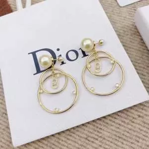 ピアス おすすめ大人かわいい着こなし ディオールリラックス感のある着こなし 2020夏ファション新品 DIOR 春色の最旬の人気アイテム