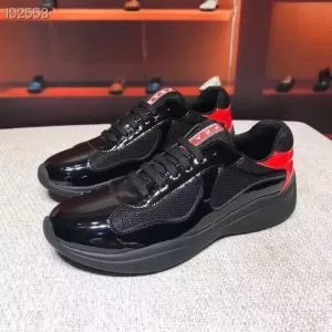 スニーカー2色可選 限定アイテムが登場 プラダ限定色がお目見え PRADA 一目惚れ級に