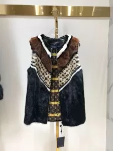 おしゃれに秋を迎えるために　ルイ ヴィトン LOUIS VUITTON　2020トレンドカラー秋冬セール　フード付きコート　とにかく完璧ブランド新作